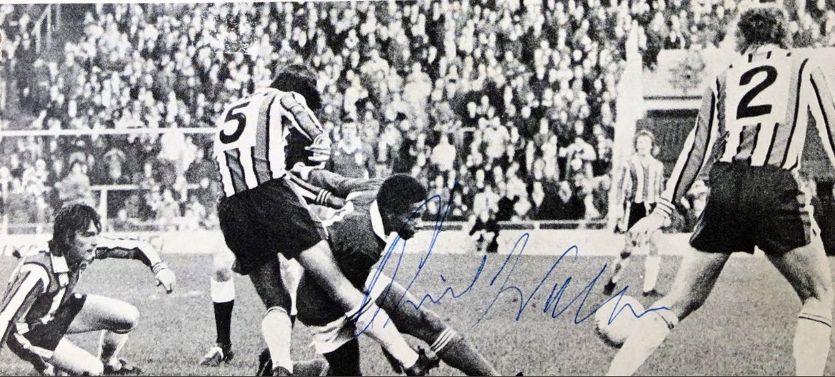 FAutographs's tweet photo. Phil Walker 

Brilliant player for Millwall, Charlton &amp; Boavista, who sadly passed away this week at the age of 67. 

#RIPPhilWalker #Pioneer @PhilWalkerFans https://t.co/dyuapVpey6