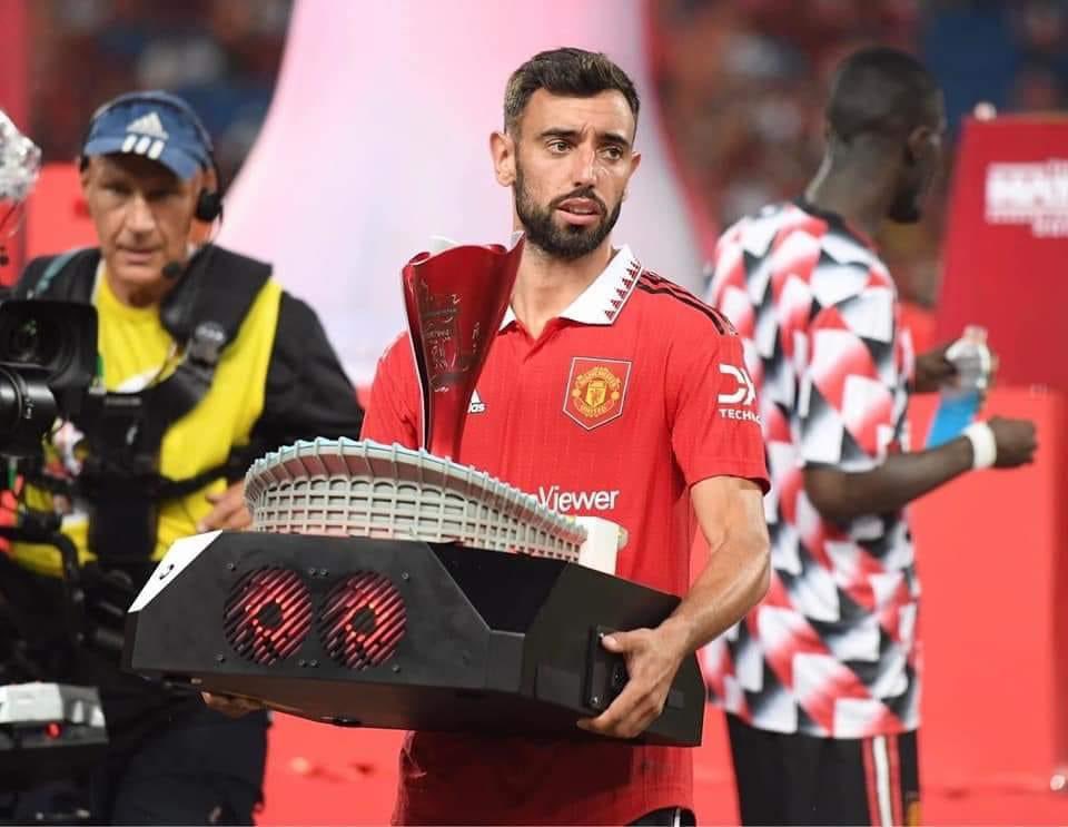 ThaiFootballs's tweet photo. United flew to Melbourne already… but the trophy is still at the press room. Not sure whether they forgot it but if I were them, I would leave it here as well. 😂 https://t.co/BZBRENoRCL