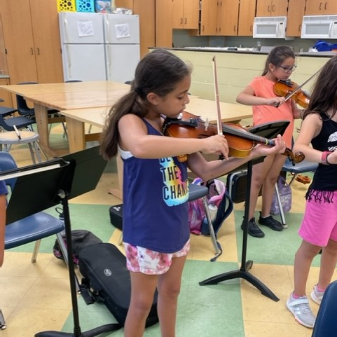 CommackSchools's tweet photo. Check out our talented musicians at #CougarCamp ! These students have the opportunity to show off and grow their talents this summer. #Music #MackMusic #CommackSchool #Trombone #Drums #Violin #Flute https://t.co/C4Ygqcrbsp