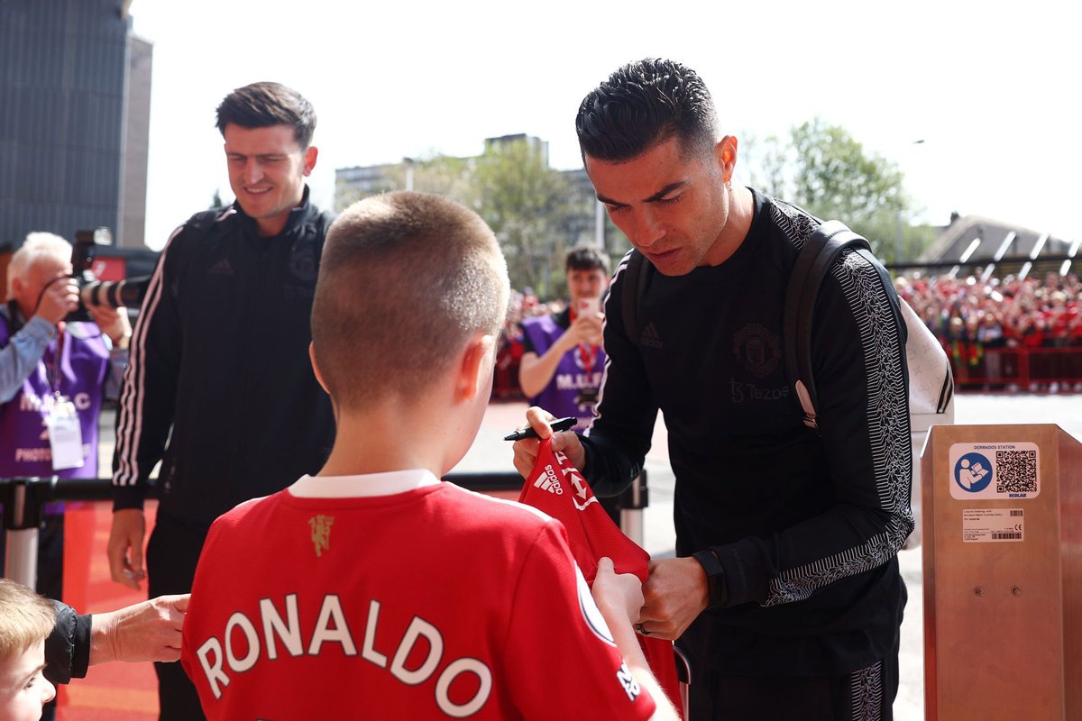 CR7Brasil's tweet photo. Cristiano Ronaldo recebeu £ 10.000 pela Premier League depois de marcar 100 gols na liga, e optou por igualar, foi doado £20.000. Ele escolheu doar o dinheiro para instituições de caridade infantis. ❤

[@SamiMokbel81_DM] https://t.co/n4FQSGA7Dd
