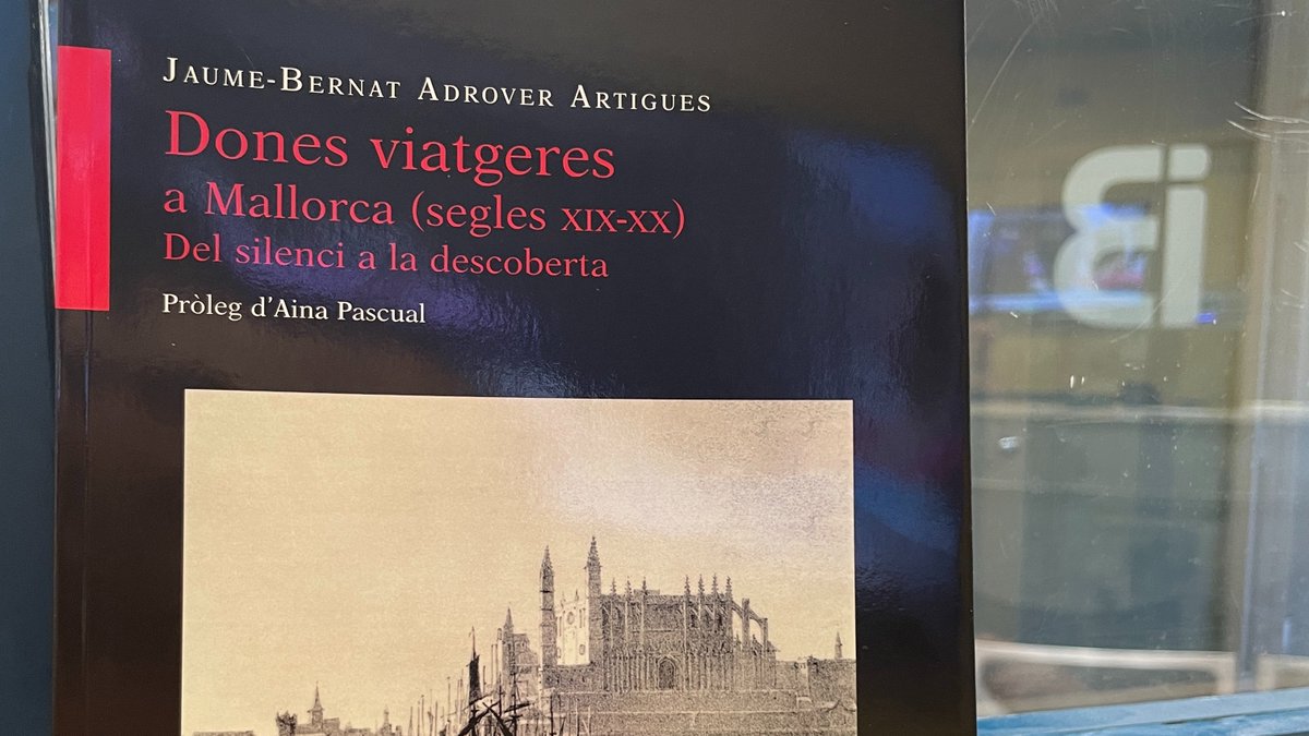 AlbercocsIB3's tweet photo. El programa d'avui el dedicam a parlar de #dones #viatgeres. Ho farem de les que trescaren per Mallorca els segles XIX i XX i també d'Isak Dinesen i d'Aurora Bertrana. Totes elles han quedat immortalitzades en tres volums acabats de publicar. Escalfam motors i partim. https://t.co/40vFd23Rm9