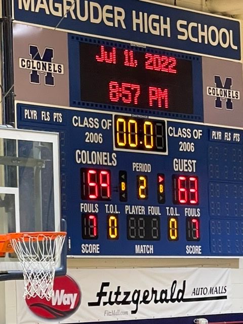 UHSHawksHoops's tweet photo. Urbana returned to @MoCoRec action, ran into lightning quick, athletic (&amp; acrobatic) @jfk_hoops squad. Monster game from @JudeHuseby (25 pts) Hawks refused to give in, possession &amp; chance to win w 15 secs! Down 18 late. Just short. Props to JFK on win @UHS_FCPS @Urbana_Hawks https://t.co/rrDXSTNjcb