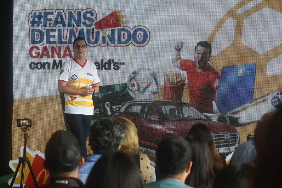 EUDeportes's tweet photo. McDonald’s presenta su promoción mundialista #FansDelMundo.
Con cada McMenú de almuerzo o cena recibirá una factura con un código el cual deberá ingresar en la App de McDonald’s para descubrir su premio.
📷: @EBercian_PN https://t.co/ytrKxgTaIN