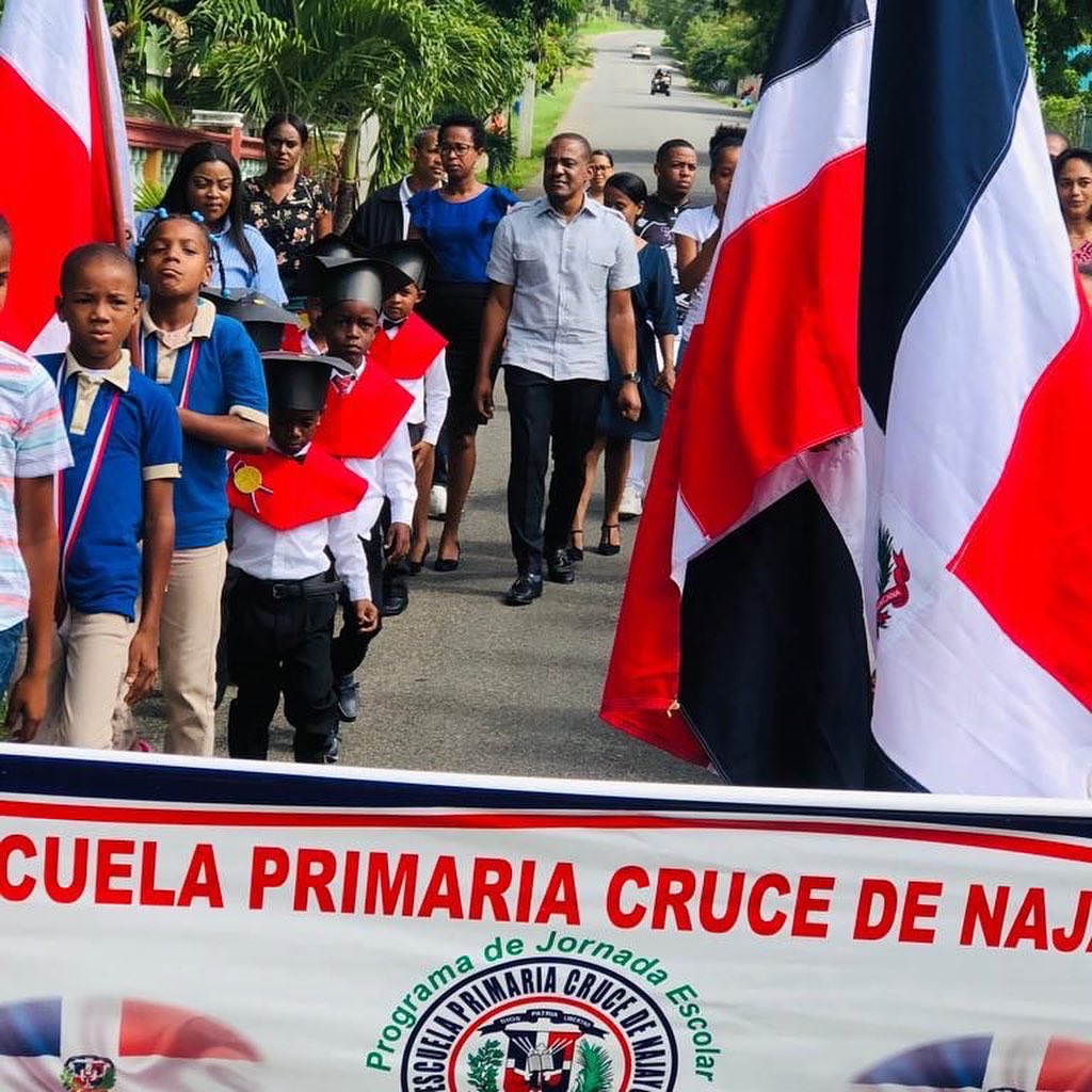 20carela's tweet photo. En la mañana de hoy compartí con los niños/as, padres, maestros y personal administrativo de la Escuela Cruce de Najayo; feliz de poder brindar nuestro apoyo a este centro educativo que me dio la oportunidad de la mi primera enseñanza a nivel escolar. https://t.co/0K5M6GOjdt