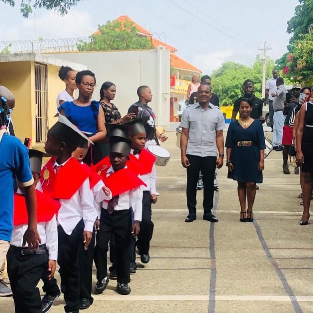 20carela's tweet photo. En la mañana de hoy compartí con los niños/as, padres, maestros y personal administrativo de la Escuela Cruce de Najayo; feliz de poder brindar nuestro apoyo a este centro educativo que me dio la oportunidad de la mi primera enseñanza a nivel escolar. https://t.co/0K5M6GOjdt