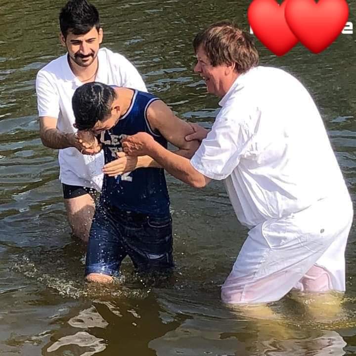 touss88's tweet photo. Plus de 80 musulmans iraniens ont accepté Jésus-Christ comme leur Seigneur 🙏🏼
 Ils ont quitté leur pays pour se faire baptiser en Christ. L’église clandestine d’Iran explose de nouveaux croyants. Que quelqu'un loue Dieu...🙌🙌😍😍😍

MERCI JÉSUS 😭😍❤️

Il ne reste que toi😌 https://t.co/ARXNe0XhQx