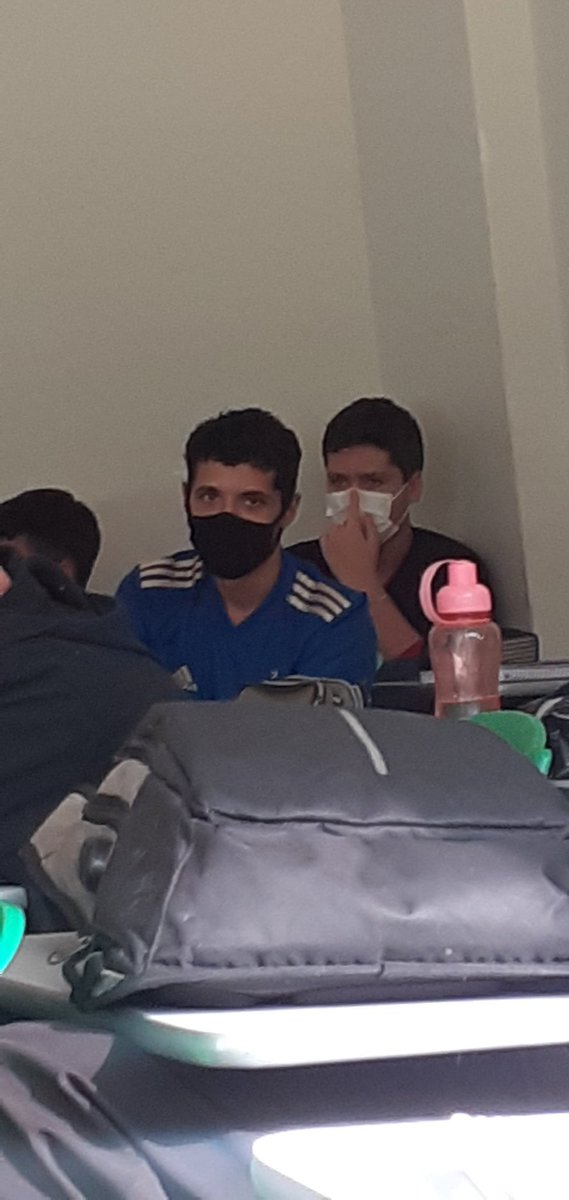 TheoFanc's tweet photo. theo mascarado na aula https://t.co/lBwQOqWJKo