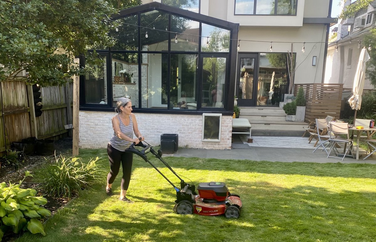 Neuroscience has been able to map the avenues of new neural pathway creation toward the best of who we can be: more confident, more creative, more attentive, more patient, more resilient. In a word, happier. 
sunandmoonstudio.com/news/2022/7/12…