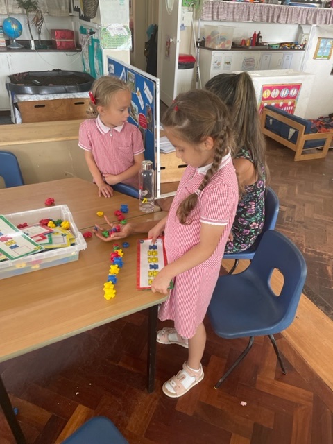 In #EYFS we have been keeping cool by working inside,our story of the week is We’re going on a bear hunt. <a href="/MichaelRosenYes/">Michael Rosen 💙💙🎓🎓 NICE 爷爷</a> The bear is found in a cave on the beach so children were playing in the sand making caves for their little bears. <a href="/EYFSoakmerepri1/">EYFS@oakmereprimary</a>