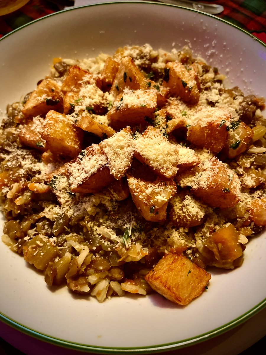 benarivas's tweet photo. Para este día lluvioso… Lentejitas para ti… con papas fritas en cubos y perejil con queso rayado 😋😋😋👨🏻🍳👨🏻🍳👨🏻🍳 #SiATodoñ #SoyUnMasterChef #ComidaCasera #CocinaChilena #CosaMasBuena #Temporal #TropiConce #LaMagiaDelSur https://t.co/yl1KvHdZ9p