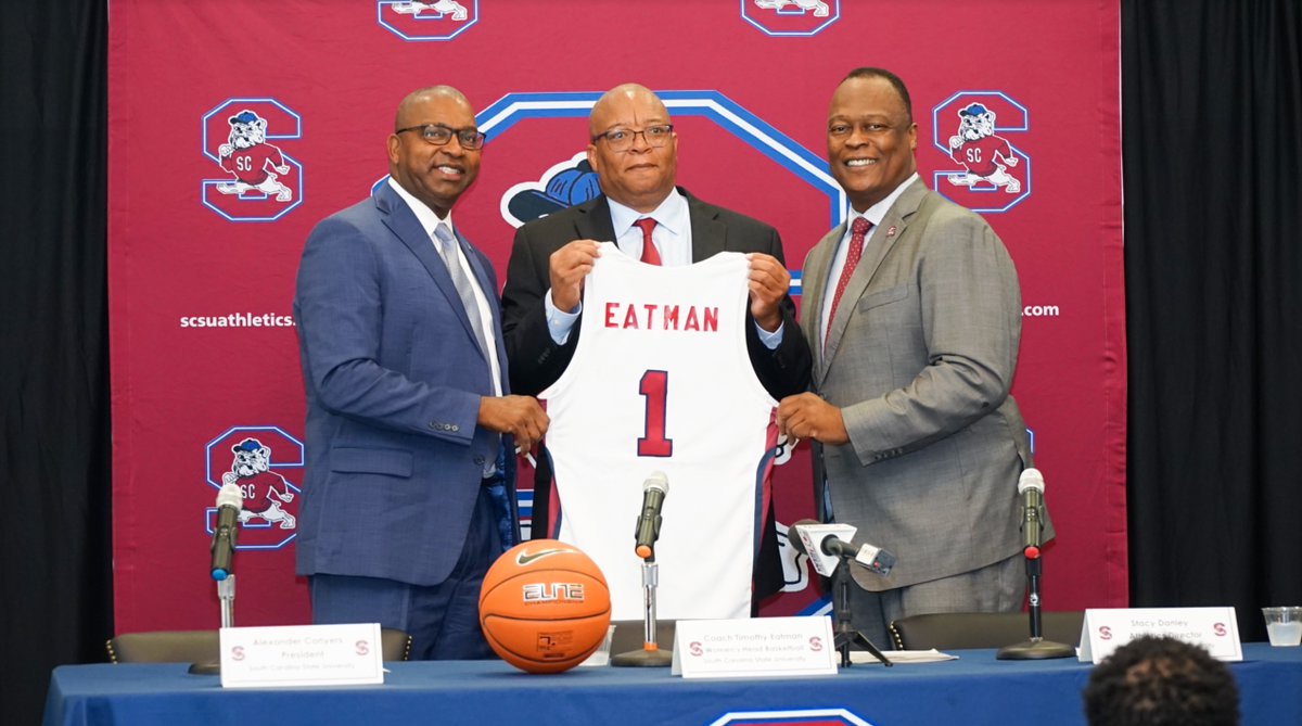 SCSTATE1896's tweet photo. Veteran coach and recruiter Timothy Eatman has been named the new SC State University head women's basketball coach by Bulldogs Athletics Director Stacy L. Danley. Help us welcome Coach Eatman to Bulldog Country! 🔴🔵

Read more here: https://t.co/bgXPaAT8Zz

@SCStateAthletic https://t.co/BZVUfok4wq