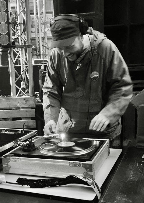 HopeSailsHigh's tweet photo. Our second DJ ahead of @HopeSailsHigh at @lancasterale is the wonderful, @andystoddon.

📷 Alan Outram

@Keleonttele @time4flowersltd @LowFoldAudio @skiddle #10HoursOfFreeHouseMusic #HopeSailsHigh #LancasterBrewery #TimeForFlowers #KellysKitchen #LowfoldAudio #Skiddle #DJ #DJSet https://t.co/izsNXdiENx