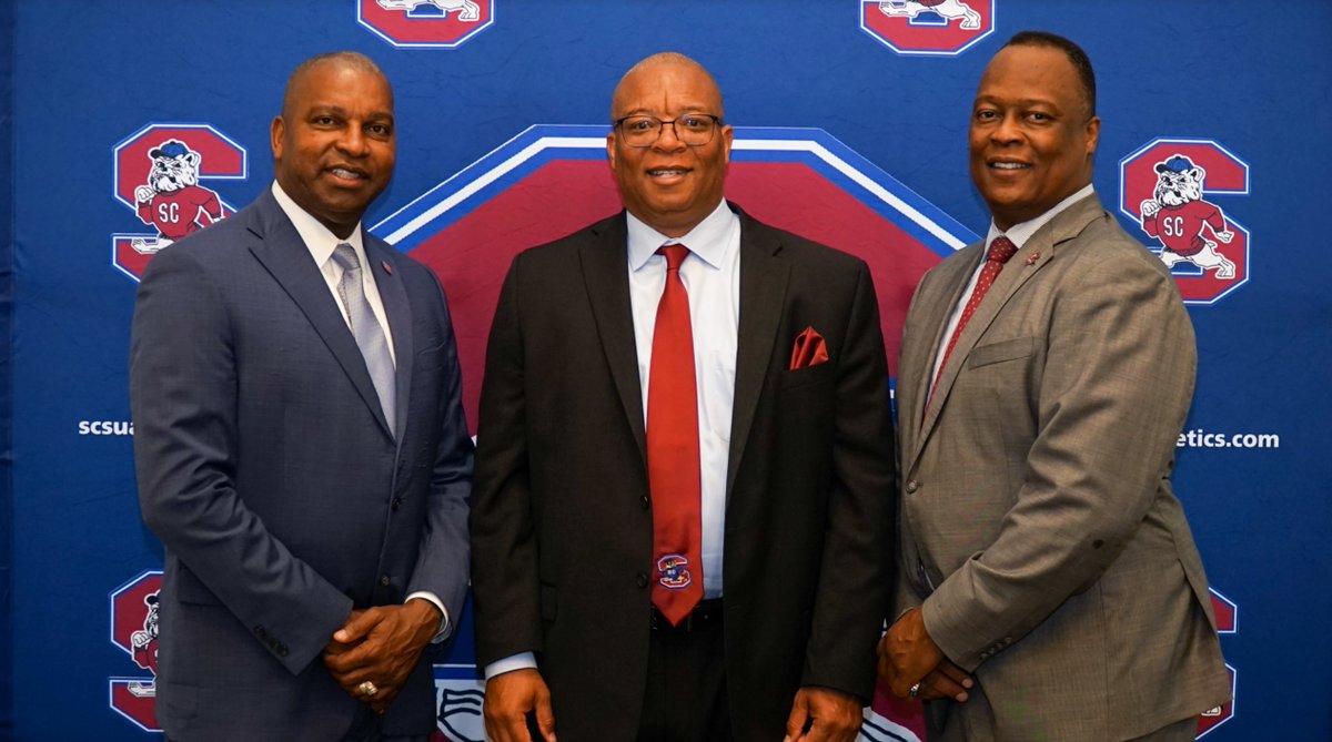 SCSTATE1896's tweet photo. Veteran coach and recruiter Timothy Eatman has been named the new SC State University head women's basketball coach by Bulldogs Athletics Director Stacy L. Danley. Help us welcome Coach Eatman to Bulldog Country! 🔴🔵

Read more here: https://t.co/bgXPaAT8Zz

@SCStateAthletic https://t.co/BZVUfok4wq