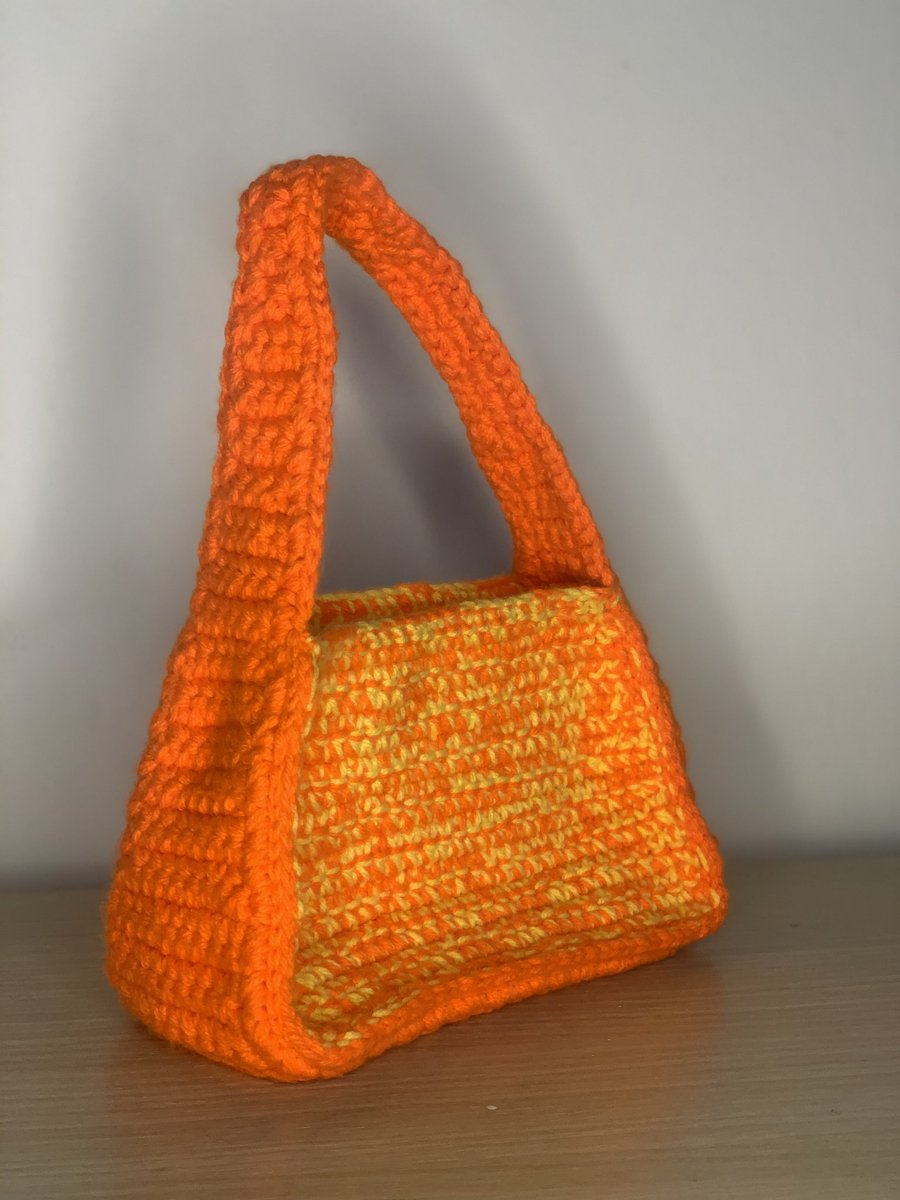Asakeruthina's tweet photo. My first crochet bag and It's made from acrylic yarn , flexible, soft and weight bearing. It can also contain a lot of stuffs.

Please retweet 🥺 https://t.co/dR5IeFADOl