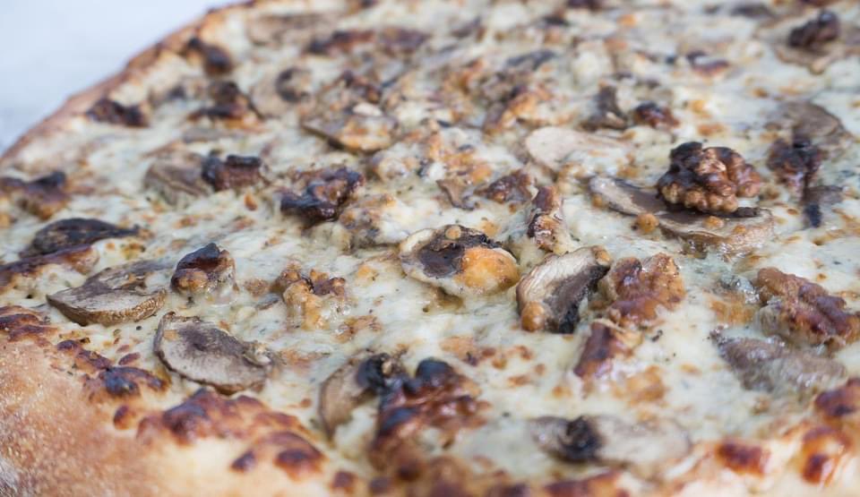 PizzaX's tweet photo. Introducing our new featured pizza, The Forager! For a limited time only try this unique pizza topped with alfredo, gorgonzola, mushrooms, walnuts, and mozzarella!
#featuredpizza #pizzax #indianauniversity #bloomingtonindiana https://t.co/8JaSDOeP4T