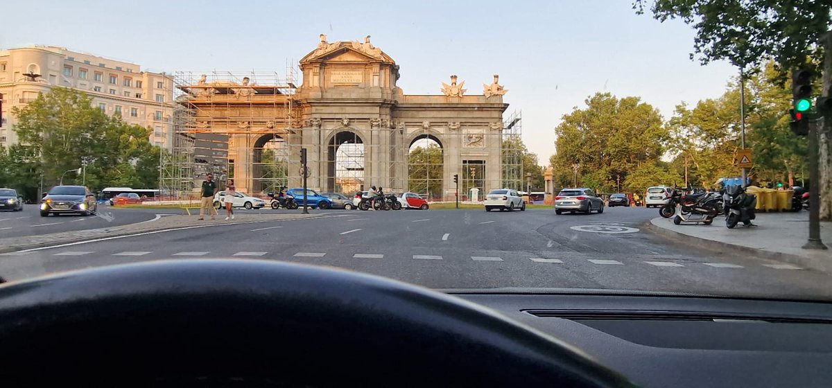 SP_Transfer's tweet photo. Hoy hemos pasado por la histórica puerta de Alcalá, gracias a nuestros pasajeros por confiar en nosotros. 
En esta ola de calor nosotros seguimos trabajando para dar un buen servicio y que nuestros pasajeros vayan cómodos. https://t.co/mLE7DprpOn