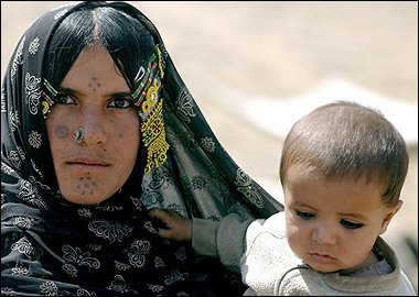 Khizer875's tweet photo. (1/2) Sheen Khaal or the blue or green dots, tattooed between the eyebrows or on the chin of young Pakhtun girls are traditional beauty marks in the Pakhtun culture. This custom was originally practiced as a way to protect ones from the evil eye. #culture https://t.co/WEH6rlrhWa
