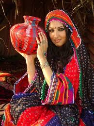 Khizer875's tweet photo. (1/2) Sheen Khaal or the blue or green dots, tattooed between the eyebrows or on the chin of young Pakhtun girls are traditional beauty marks in the Pakhtun culture. This custom was originally practiced as a way to protect ones from the evil eye. #culture https://t.co/WEH6rlrhWa