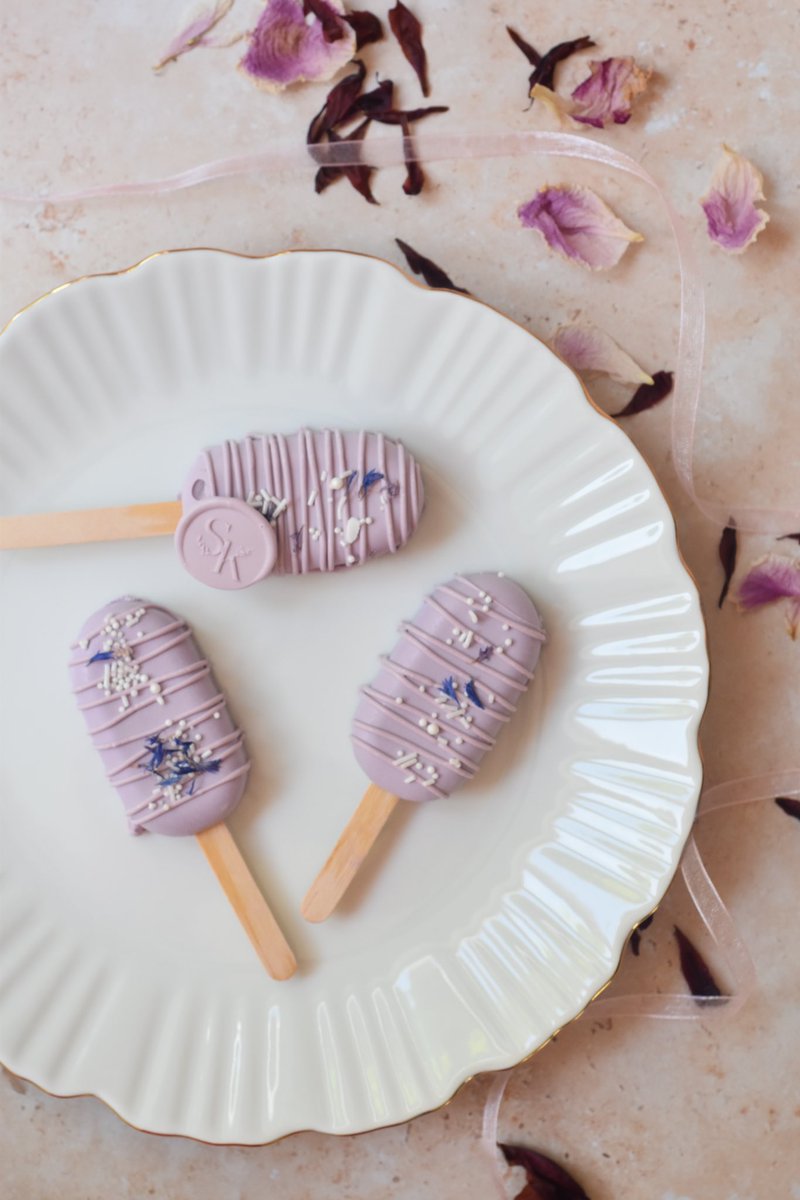 Bakedbysk's tweet photo. Lilac ✨ 

#floralbox #bbsk #sk #howilikemine #forpeoplewholovecake https://t.co/GyZG9NzEPb