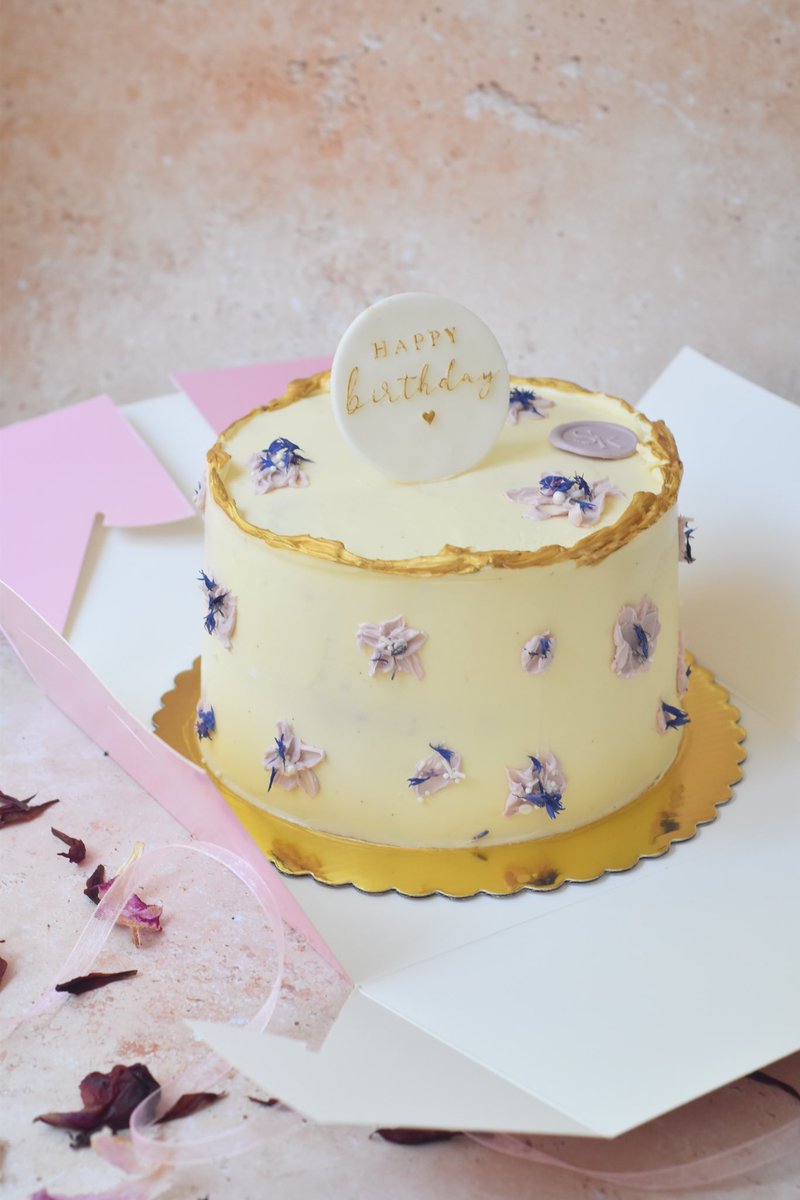 Bakedbysk's tweet photo. Lilac ✨ 

#floralbox #bbsk #sk #howilikemine #forpeoplewholovecake https://t.co/GyZG9NzEPb