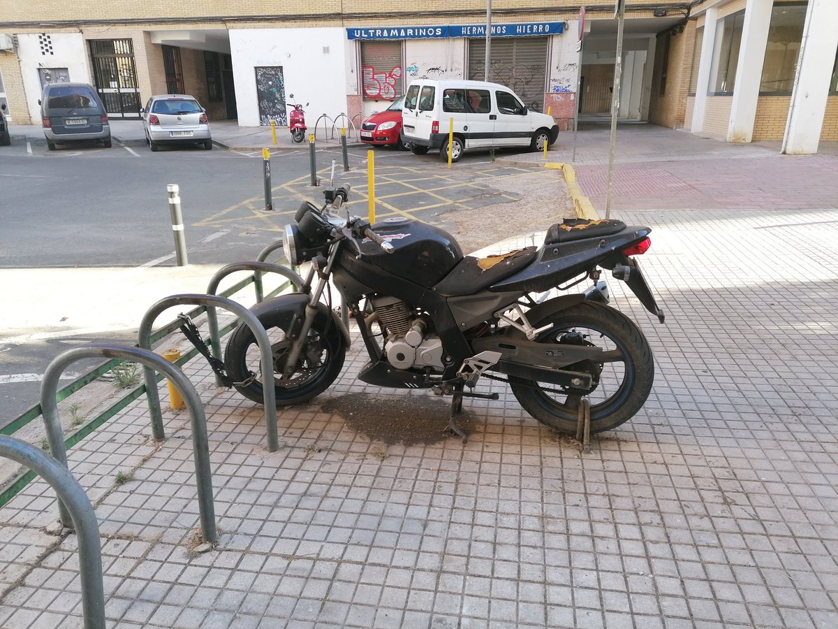 javicastane's tweet photo. @Vecinos3Huertas Buenas, esta moto lleva muchos años abandonada en el parking de motos a la altura del bloque 12, ¿alguien sabe algo del dueño? ¿Se podría avisar para su retirada? Da muy mala imagen para el barrio. Muchas gracias https://t.co/IWlO3IxtS0