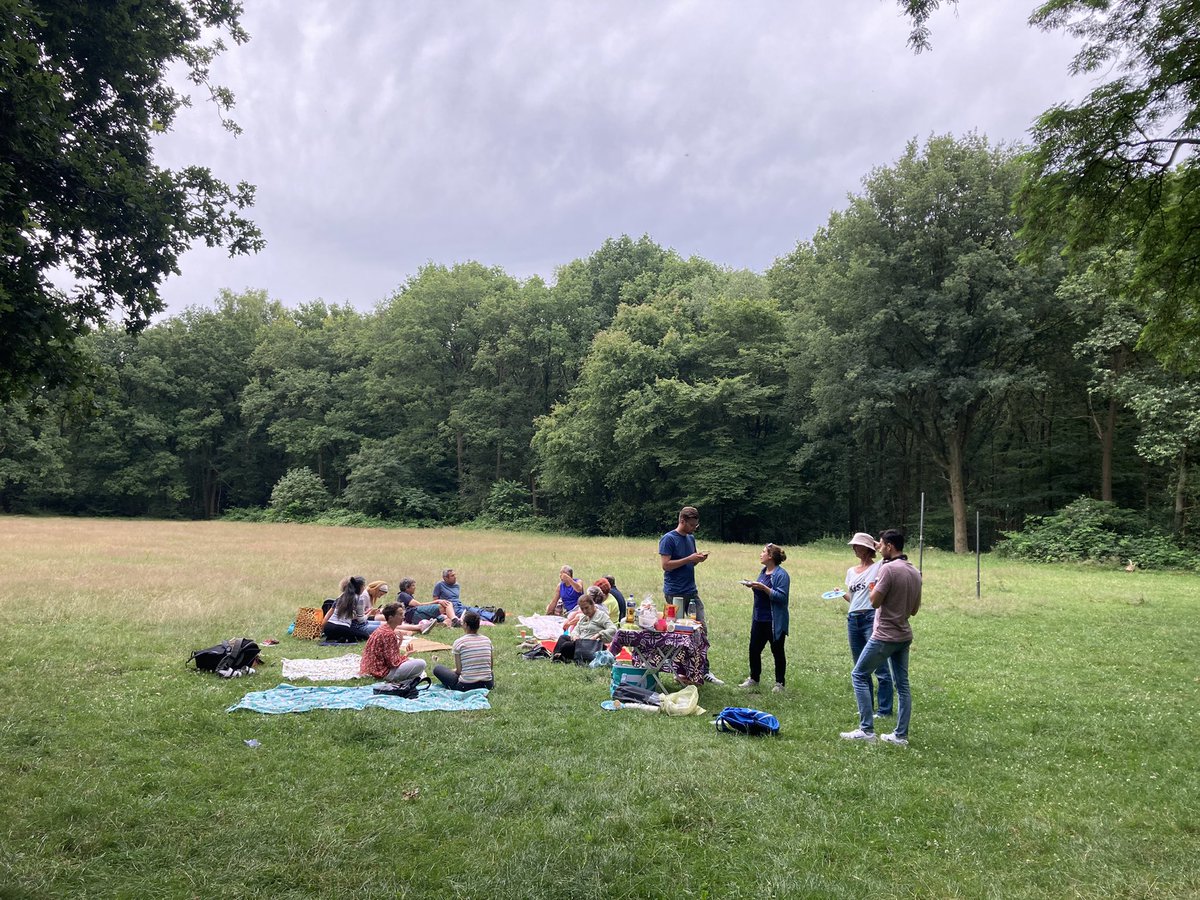 VersaJaco's tweet photo. Nederlandse taal aanleren op spelenderwijze manier. Lekker eten en dansen. Super trots op de vrijwilligers! Die elke week taalles geven, wat een toppers zijn het! Vanavond een picknick met eten, muziek en dans 👏 https://t.co/F6kQguKSJM