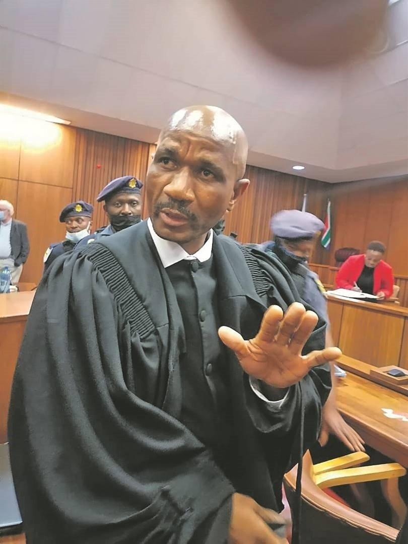 OsofiaNwekuri's tweet photo. #SenzoMeyiwatrial #AdvTeffo So Nobody wants to have a thought that advocate Tefo pulled a stunt on the country to act as someone who was never given a blue envelope the night he was imprisoned? I knew He was going to back down for cash he was given. Kelly Haike u are strong https://t.co/rTB0YMhZgq