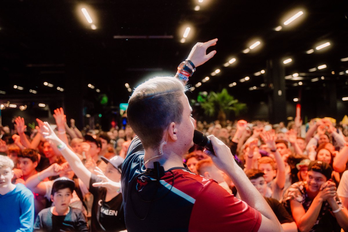 Braucht noch jemand einen Moderator/Kommentator oder sonstiges für die #gamescom2022? 🎙️

War bis jetzt jedes Jahr auf der Gamescom auf der Bühne und suche noch! DMS SIND OFFEN 🔥

Sehr kurzfristig, aber freue mich trotzdem über jeden Retweet ♥️🔁