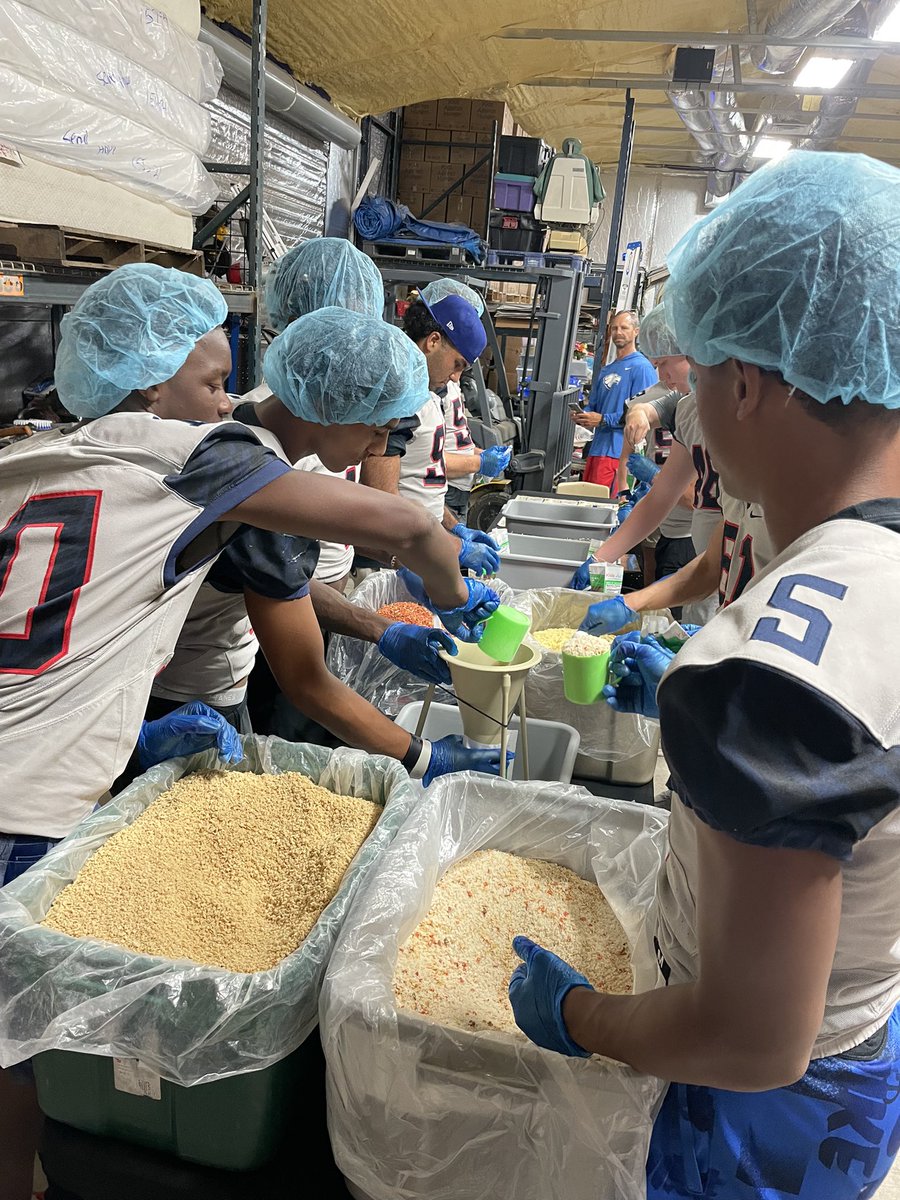 🚨Servant Leadership🚨 

Thank you to <a href="/KAH_HQ/">Kids Against Hunger</a> for allowing us to come help package meals for those in need. We are truly blessed to help give back to our community!!

🅰️🆙 #WeWillWin 
<a href="/CoachLWig/">Lee Wiginton</a>