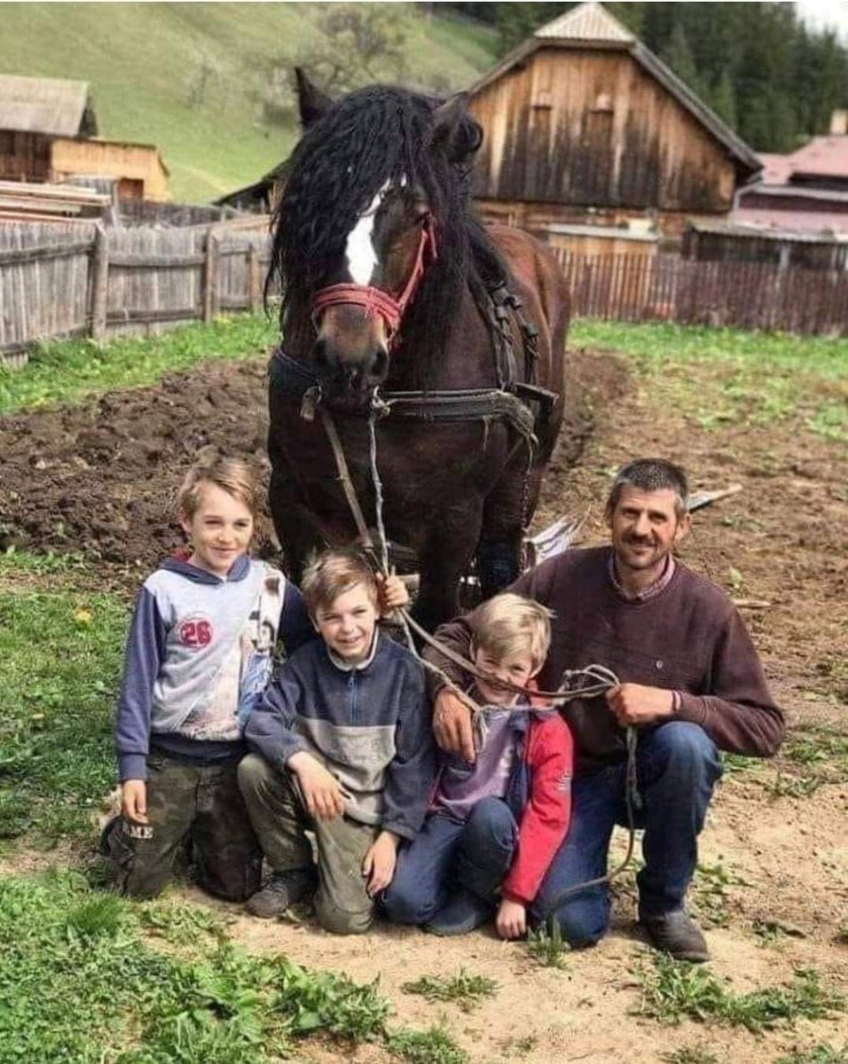 MojaSelo's tweet photo. Zašto niko moga tatu, braću i mene ne pozdravi?🥰 https://t.co/5VVhdJqNiK