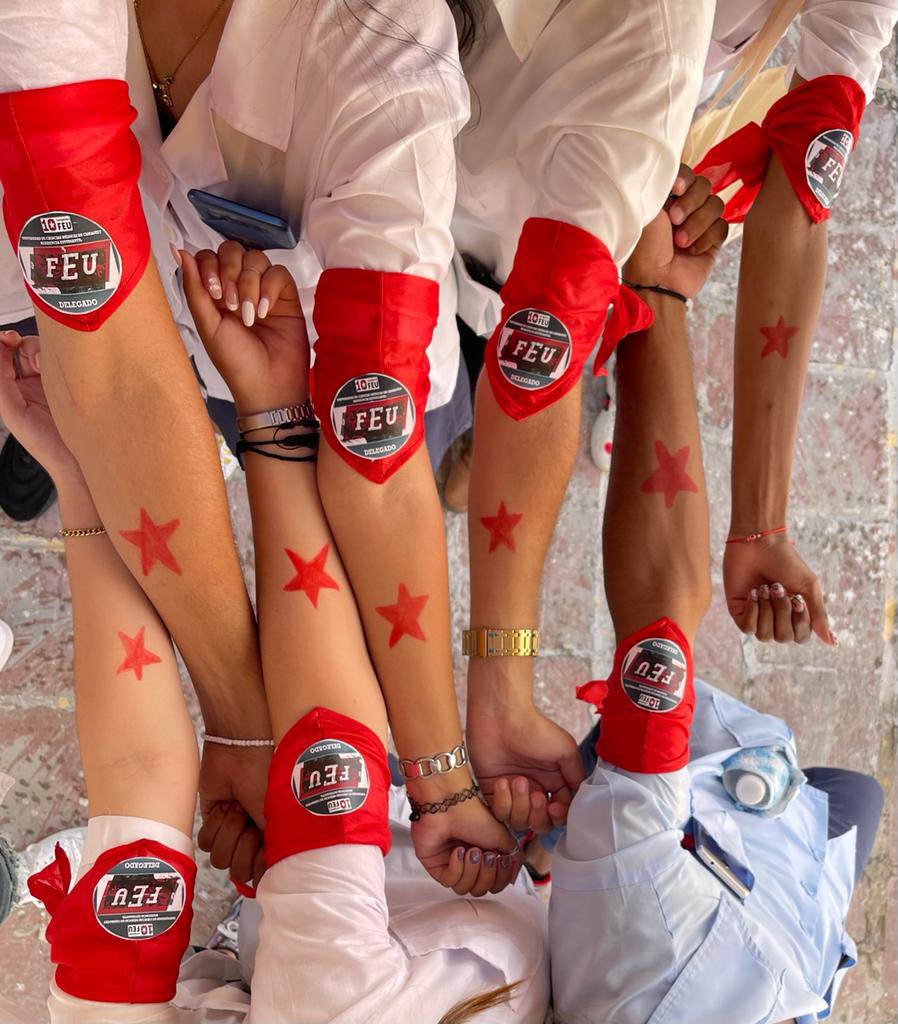 Rojo como la sangre!!!♥️🇨🇺✊🏻
Así termino nuestro #10CongresoFEU de la Residencia Estudiantil!!!
#UCMCamagüey #CubaPorLaPaz 
#RevolucionandoLaFEU #CentenarioFEU 
<a href="/FeuCuba/">FEU de Cuba</a> <a href="/AlmaMater_Rev/">Revista Alma Mater</a> <a href="/UJCdeCuba/">UJC de Cuba</a> <a href="/Karli_SantanaR/">Karla Santana</a> @armandoacruz <a href="/celiarebelde1/">celiarebelde</a>