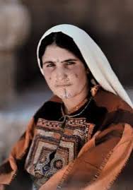 Khizer875's tweet photo. (2/2)Sheen khaal used to be very common among the Pashtun ladies but today it is rarely seen on old age women or nomads usually called kochi women. it is still considered as a beauty standard by many. In order to revive the tradition,some Pashtun women nowadays make temporary dot https://t.co/rAwkPSE498