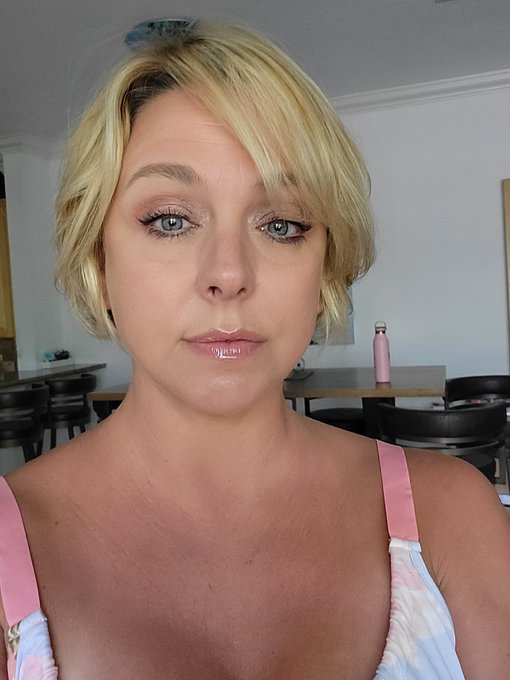 It's a work day? Guess it's time to get down to business 😇 https://t.co/XGYC7o15k7<a href="/tag/momcomesfirst"class="tags"><span>#momcomesfirst</span></a>