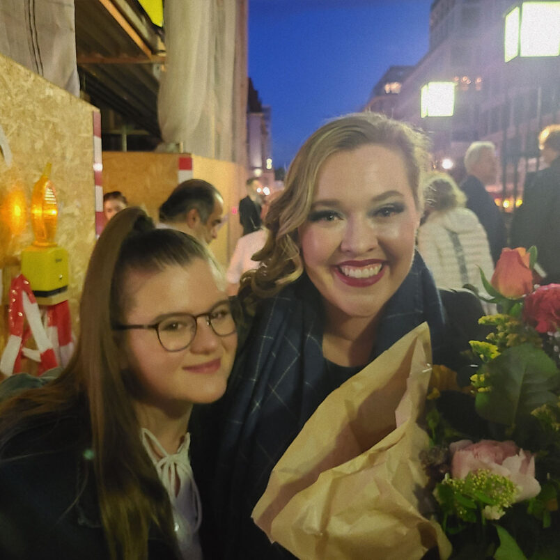 RegisJesuitHS's tweet photo. #GreatRaider Stephanie DePrez '07 penned a reflection for the @GrottoNetwork about learning an eye-opening lesson on patriotism after hosting Ukrainian refugees on her sofa bed. Full article: https://t.co/uzOa7MXRKg π·: Grotto Network #WithandForOthers #JSNNews #JesuitEducated https://t.co/6v4pMPfbxo
