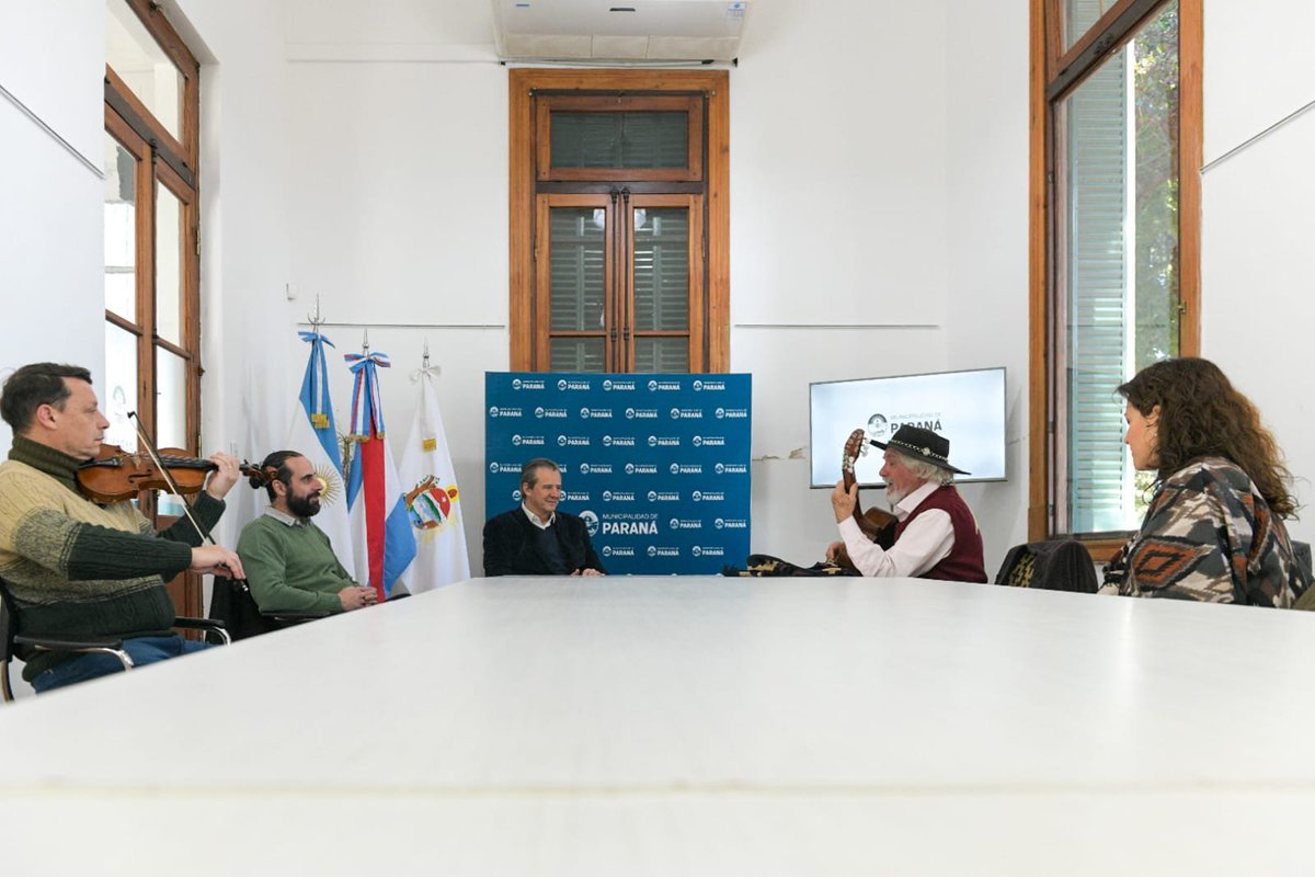 MuniParana's tweet photo. @adanhbahl entregó un reconocimiento al músico Orlando Vera Cruz

🎙️ El músico santafesino dará un espectáculo este viernes 15 de julio a las 20:30 hs en el Teatro 3 de Febrero 🏛️

🎟️ Entradas en boletería del Teatro y en Ticketway

➡️ Más info en https://t.co/Z6rH92ygPS https://t.co/2duRGm1iEl