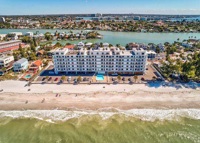 ResortRentalsUS's tweet photo. ☀️ Enjoy the cool breeze of the Gulf of Mexico from the privacy of your condo when you book a stay at Sunset Chateau in Sunset Beach, Treasure Island! Available 7/23! Get 10% Off when you book within 10 days of arrival https://t.co/YJag2XZMts #ResortRentals #TravelDeals #Summer https://t.co/yYygqd5PyW
