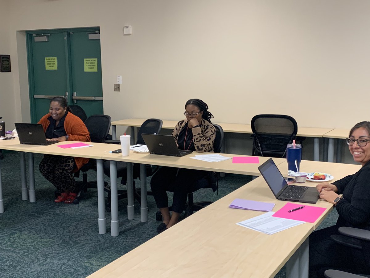 SuzetteRivera07's tweet photo. Our team is chatting away with candidates during our virtual connection event.  35 schools participating and over 220 people are engaged with our schools at the moment!  @LeeSchoolCareer #HIRINGNOW #school #NewJob #ApplyNow #HiringAlert #TuesdayMotivaton #tuesdayvibe #brazen https://t.co/DjECr9lSbO