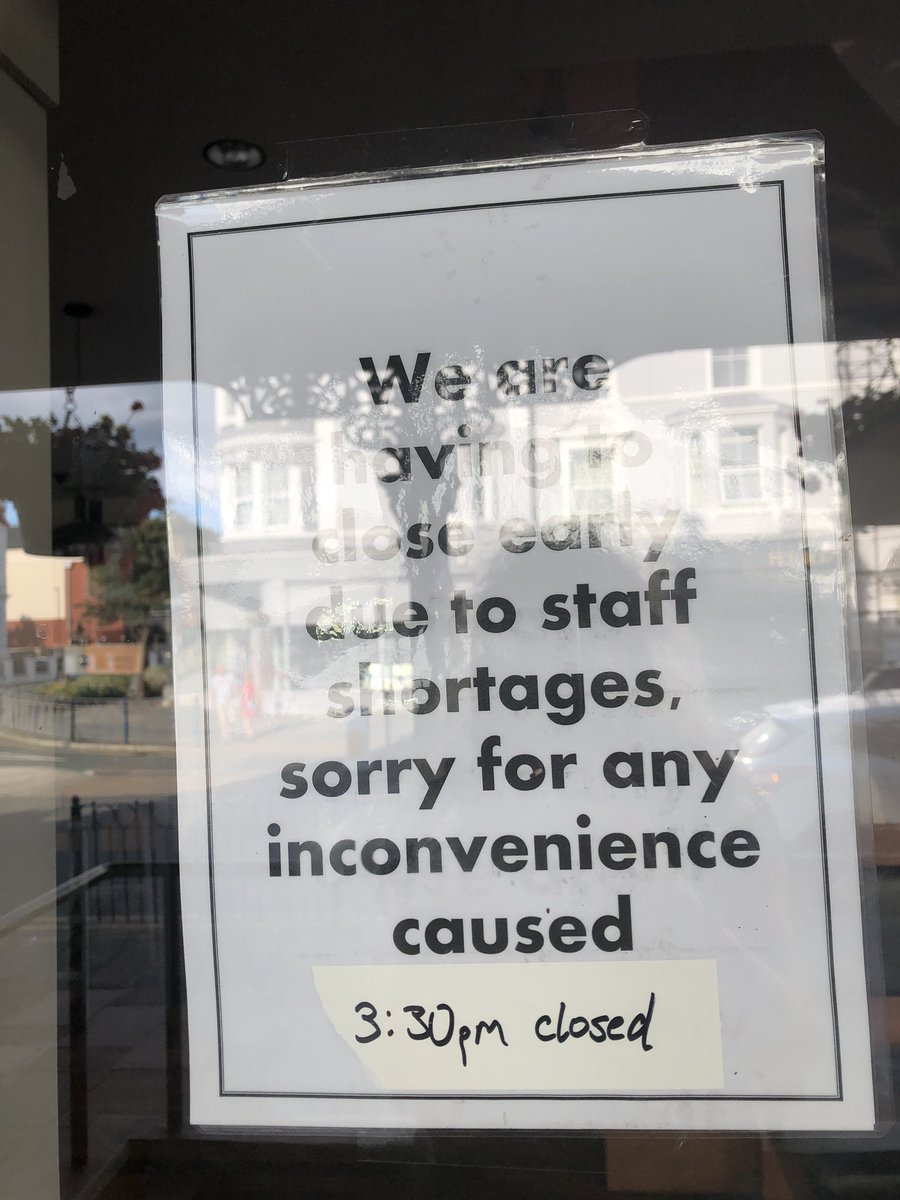MichelleMcB1's tweet photo. Ordered 2 coffees 18.20 this evening on the @StarbucksUK app as click and collect.  Got to Llandudno store to pick order up and saw this sign on the door.  Store had closed 3 hours earlier but took my money for the order. #ripoff #ShouldHaveGoneToCosta https://t.co/vEJof7pEZv