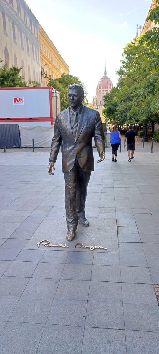 jan_blonski's tweet photo. Reagan, Holocaust, Soviet army and a sport association monuments. All within 50m radius...
There is also Horthy behind the corner 🙃

#Budapest #CEUSummer https://t.co/BlbNGMYZvh