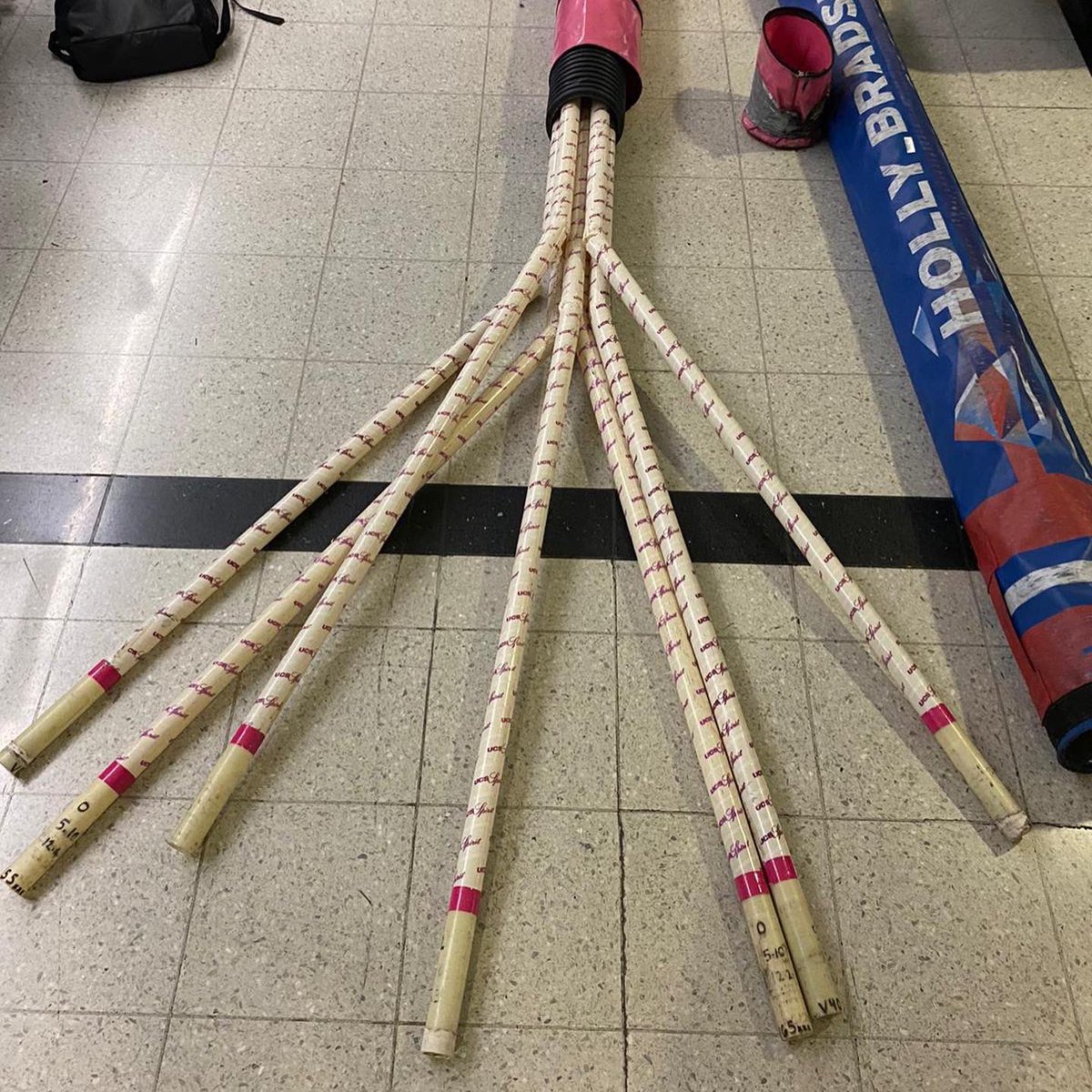 And relax….
-
Arrived here in the US, unfortunately with not even one pole surviving the trip 😫 (looks like I can’t go to a major champs without smashing something 🙄) 
-
I am very lucky to have a great team of people behind me and things are starting to look up 🙌🏽