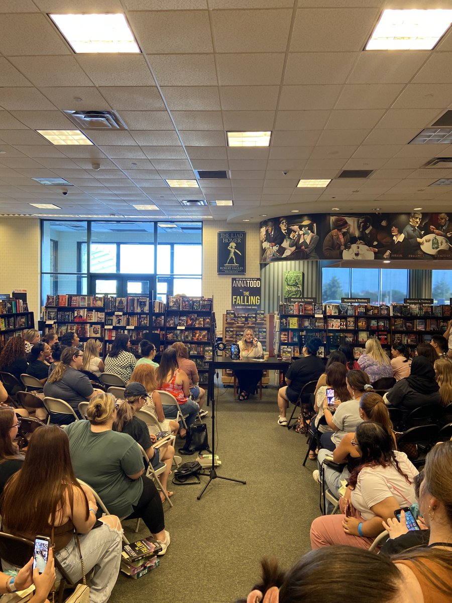 Frisco, our night at @BNFrisco was so lovely! ✨ Thank you for the amazing event and your reception to The Falling!