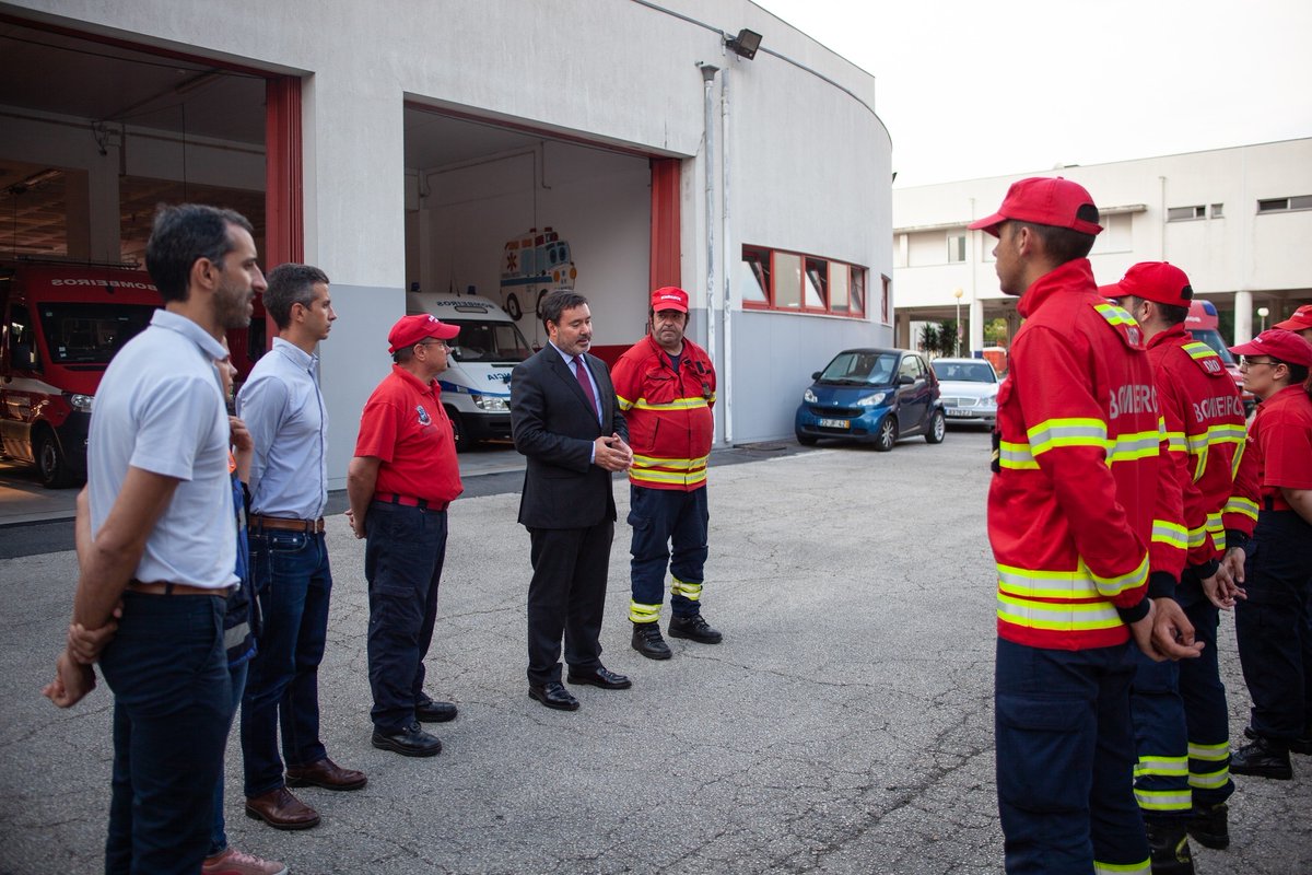 caimafm's tweet photo. S. João da Madeira. Risco de incêndio: Presidente da Câmara e Bombeiros reforçam apelo à prevenção. O autarca transmitiu palavras de confiança aos bombeiros, realçando a sua formação, competência e capacidade para fazer face aos incêndios. https://t.co/SfuW47sx1O