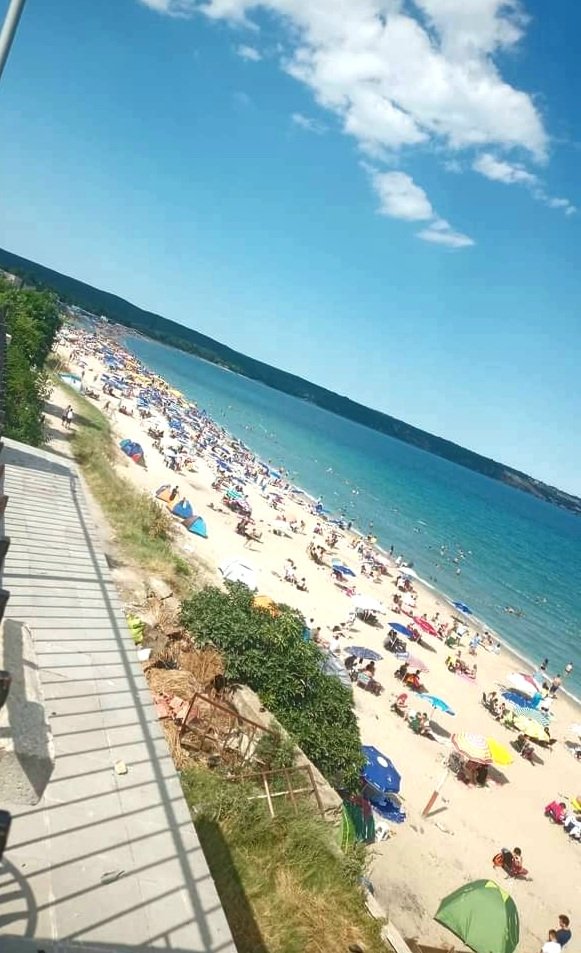 Bu Bayramda serinliğin adresi İğneada oldu..

Bayramda çevre il ve ilçelere olan yakınlığı,her kese ve keseye uygun olan konaklama,,çadır ,karavan ve araçlarda da kalabilenlerin  olması nedeni ile cazip olan İğneadaya akın yaşandı..