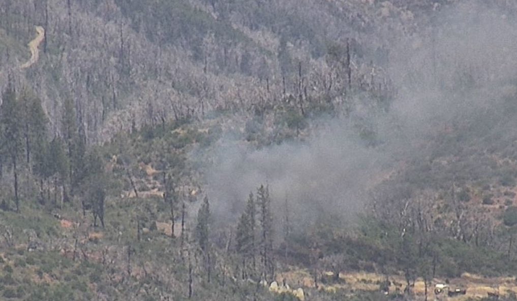 CALFIRE_ButteCo's tweet photo. Units are responding to a trailer fire into the vegetation off Jordan Hill Rd in Concow. The fire is approximately 1/4 acre. #JordanFire https://t.co/Jc7ojsp4bv