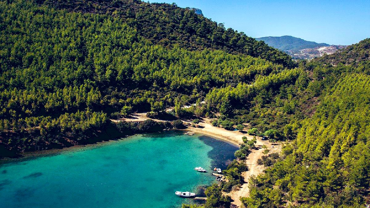 Mehmet Cengiz durmuyor! 

Bodrum'un en değerli bölgesinde 678 bin metrekarelik araziyi Özelleştirme İdaresi'nden satın alan Cengiz İnşaat, villa ve otel inşaatına başlıyor. 

Cennet Koyu,  SİT ve koruma alanı içerisinde kalmasına rağmen yapılaşmaya açıldı.