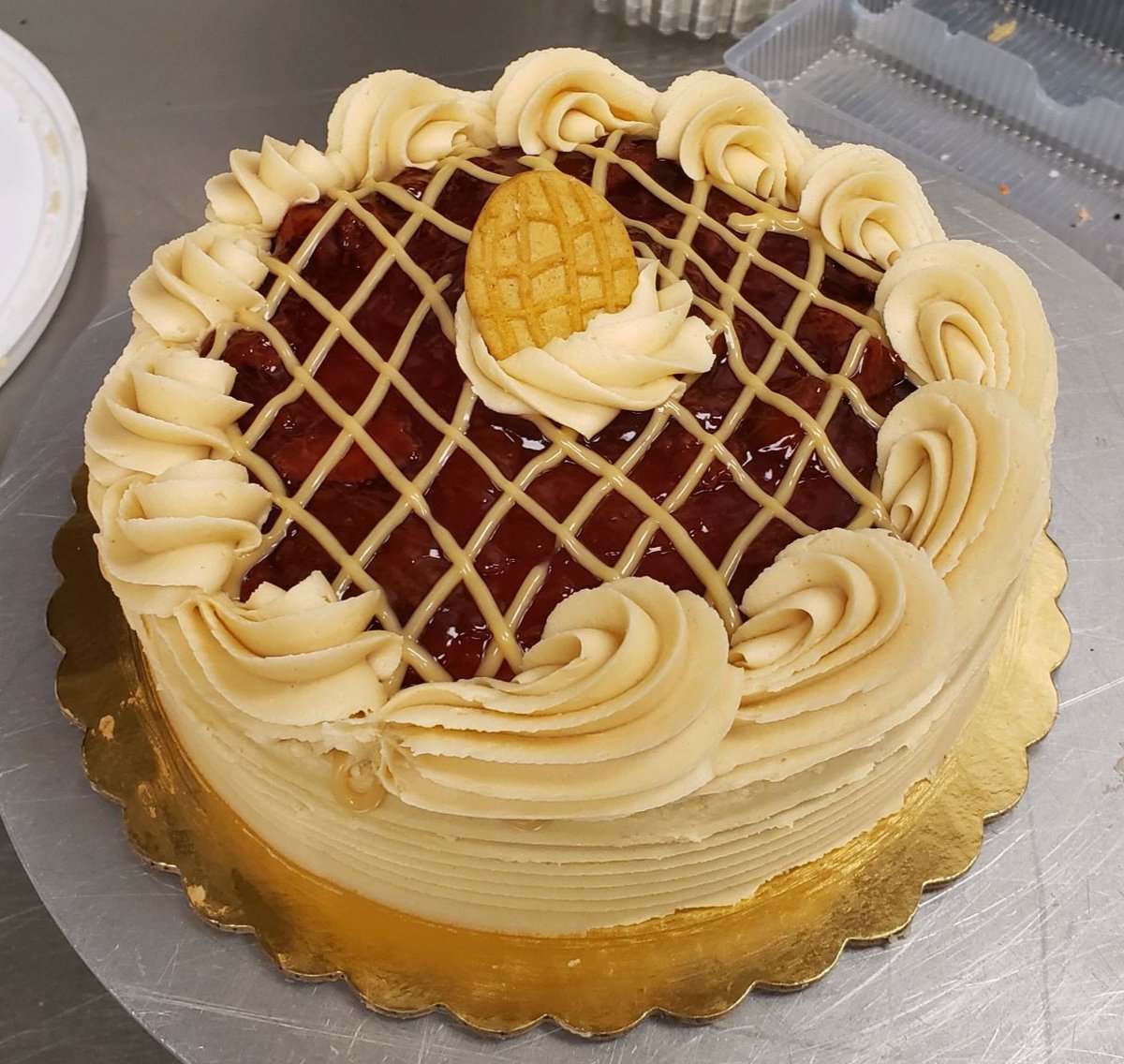 AdamsMarkets's tweet photo. Miss Lauri in #AdamsMA is creating all sorts of delicious flavors, including Peanut Butter Lovers, Peanut Butter & Jelly and her Dirty Worm cake perfect for your family's green thumb! π
#MadeHereMadeFresh #CakeArtists #GardeningSeason https://t.co/kja6nDS9Tk
