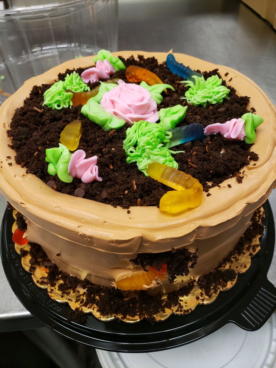 AdamsMarkets's tweet photo. Miss Lauri in #AdamsMA is creating all sorts of delicious flavors, including Peanut Butter Lovers, Peanut Butter & Jelly and her Dirty Worm cake perfect for your family's green thumb! π
#MadeHereMadeFresh #CakeArtists #GardeningSeason https://t.co/kja6nDS9Tk