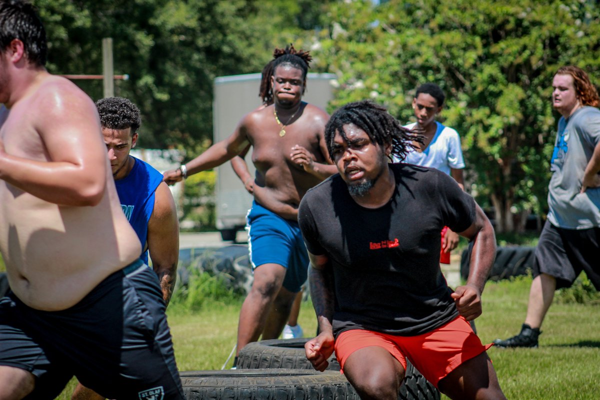 Bullsmediapage's tweet photo. The Vets Are Back & Putting In Work!!!! #football #collegelife #Hardwork #POSTGARD @wright_woody @CoachTaylorFCT @CoachTaylorFCT @FAMU_1887 https://t.co/hK8eB4KAmQ