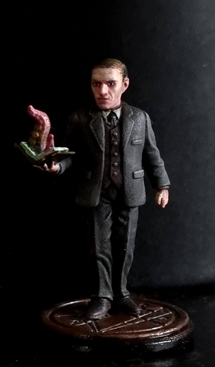 Adisell's tweet photo. Finished painting tiny HP Lovecraft  #miniaturepainting #Lovecraft https://t.co/eZmGST8CmC