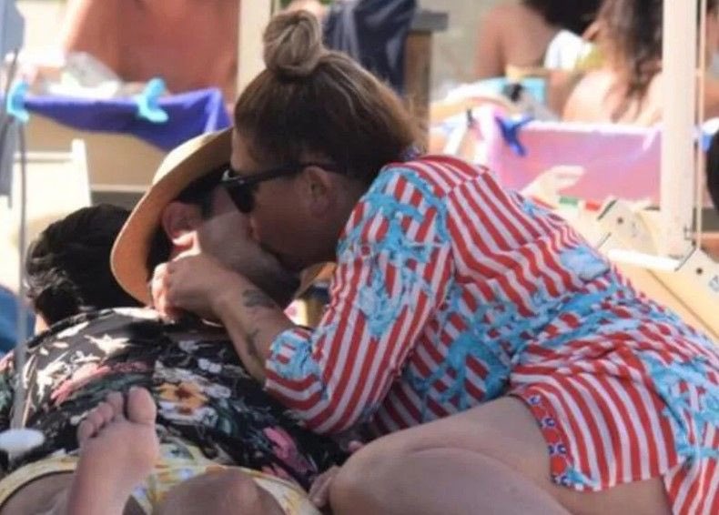 📌 Şarkıcı Gülşen'in sahne kıyafetleri için ahlak bekçiliğine soyunarak "Ben de kız annesiyim, Gülşen bu ülkeye göre hareket etmeli" diyen şarkıcı Işın Karaca, kamuya açık bir mekanda kendisinden 19 yaş küçük sevgilisiyle öpüşürken görüntülendi.